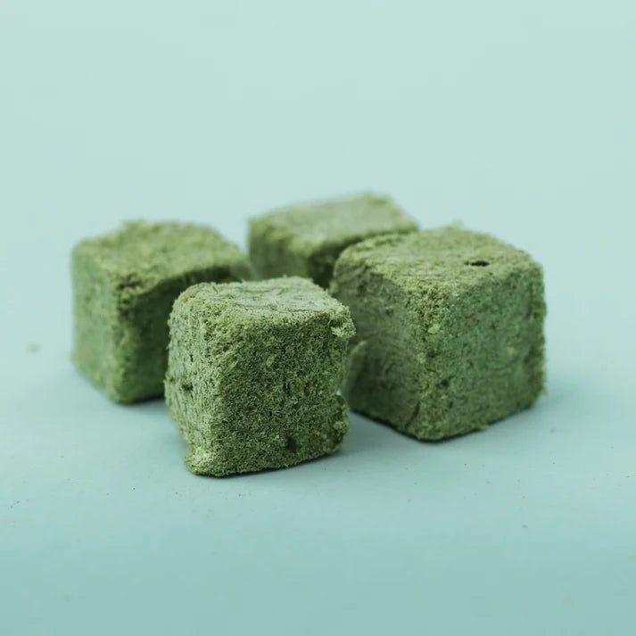 Freeze-dried chicken and barley grass functional treats for cats and dogs