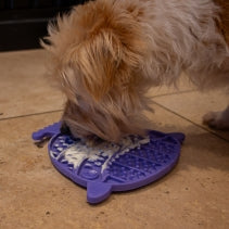 Dog using Örva Puffer Fish Lick Mat with treat paste – promotes calm behaviour and mental enrichment.
